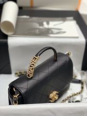 Chanel 2020 Pearl Messenger Bag - 4