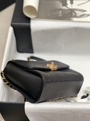 Chanel 2020 Pearl Messenger Bag - 5