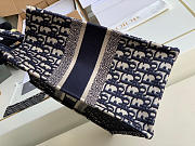 Medium Dior Book Tote Ecru and Blue Dior Oblique Embroidery Size 36 x 27.5 x 16.5 cm - 5