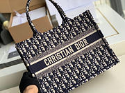 Medium Dior Book Tote Ecru and Blue Dior Oblique Embroidery Size 36 x 27.5 x 16.5 cm - 6