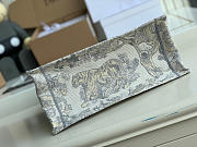 Medium Dior Book Tote Ecru and Gray Toile de Jouy Embroidery Size 36 x 27.5 x 16.5 cm - 4