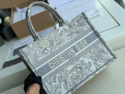 Medium Dior Book Tote Ecru and Gray Toile de Jouy Embroidery Size 36 x 27.5 x 16.5 cm - 2