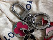 LV Keychain M67286 This must-have accessory will be the iconic LV letter - 5