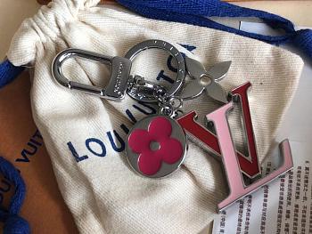 LV Keychain M67286 This must-have accessory will be the iconic LV letter