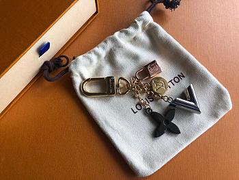 LV keychain steel hardware M67377 combines a variety of Louis Vuitton iconic elements 3