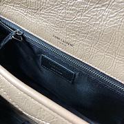 YSL Niki Medium Chain Bag In Crinkled Vintage Leather Greyish Brown Size 28x20x8,5 cm - 3