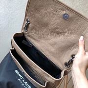 YSL Niki Medium Chain Bag In Crinkled Vintage Leather Greyish Brown Size 28x20x8,5 cm - 6
