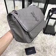 YSL Niki Medium Chain Bag In Crinkled Vintage Leather Storm Size 28x20x8,5 cm - 3