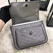 YSL Niki Medium Chain Bag In Crinkled Vintage Leather Storm Size 28x20x8,5 cm - 4