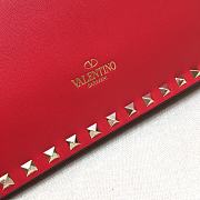 Valentino Garavani Rockstud Clutch Red - 2