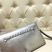 Valentino Garavani Rockstud Clutch Silver  - 4