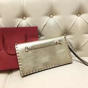 Valentino Garavani Rockstud Clutch Gold - 5