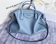 Givenchy medium Antigona soft bag in smooth light blue leather BB50F2B11E-001 size 45cm - 1