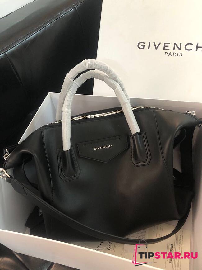 Givenchy medium Antigona soft bag in smooth black leather BB50F2B11E-001 size 45cm - 1