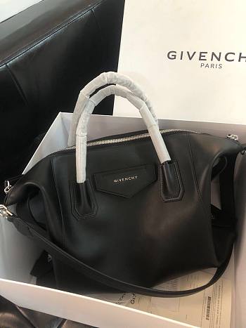 Givenchy medium Antigona soft bag in smooth black leather BB50F2B11E-001 size 45cm