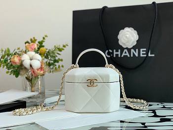Chanel Small vanity case lambskin & gold metal in white AS2630 size 15cm