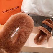 Louis Vuitton fur sandal in light brown - 4