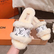 Louis Vuitton fur sandal in white - 4