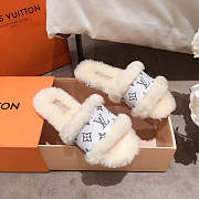 Louis Vuitton fur sandal in white - 2