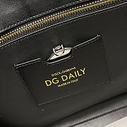 D&G Small calfskin DG daily shopper with DG logo print in black leather 36cm - 3