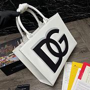 D&G Small calfskin DG daily shopper with DG logo print in white leather 36cm - 6