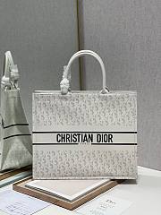 Dior Book tote oblique leather in white 41cm - 1