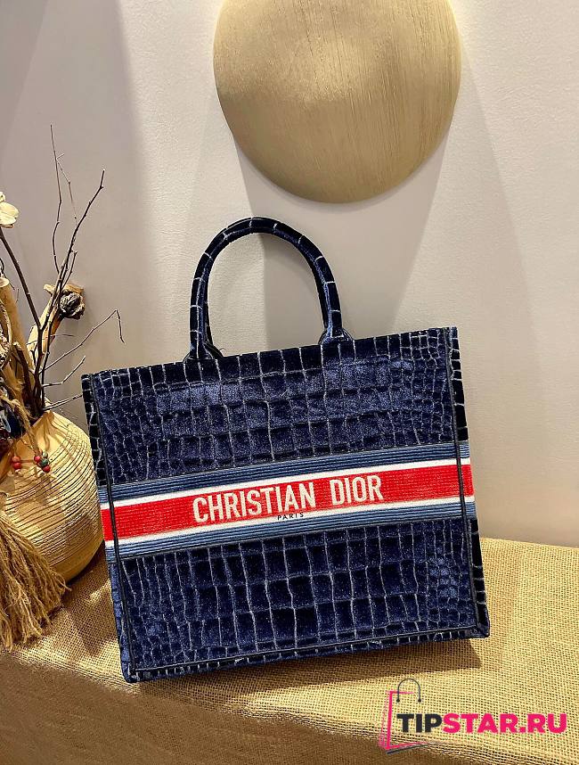 Dior Book tote blue crocodile-effect embroidered velvet 41.5cm - 1