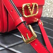 Valentino Garavani Rockstud alcove small top handle bag in red 23cm - 2