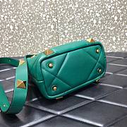 Valentino Roman stud the handle bag in green nappa 20cm - 6