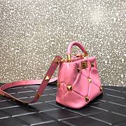 Valentino Roman stud the handle bag in pink nappa 21cm - 4