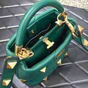 Valentino Roman stud the handle bag in green nappa 21cm - 6