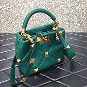 Valentino Roman stud the handle bag in green nappa 21cm - 4