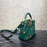 Valentino Roman stud the handle bag in green nappa 21cm - 3