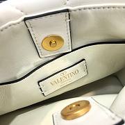 Valentino Roman stud the handle bag in white nappa 21cm - 6