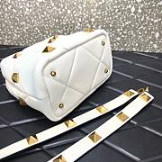 Valentino Roman stud the handle bag in white nappa 21cm - 4