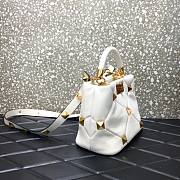 Valentino Roman stud the handle bag in white nappa 21cm - 2