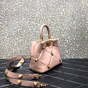 Valentino Roman stud the handle bag in nude nappa 21cm - 2