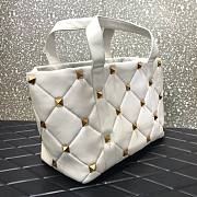 Valentino Roman stud the handle bag in white nappa 40cm - 2