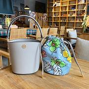 Tory Burch | Robinson mini bucket bag in latte 13cm - 4