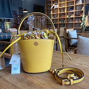 Tory Burch | Robinson mini bucket bag in yellow 13cm - 1