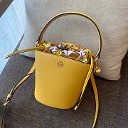 Tory Burch | Robinson mini bucket bag in yellow 13cm - 6
