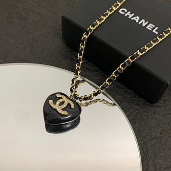 Chanel necklace 000