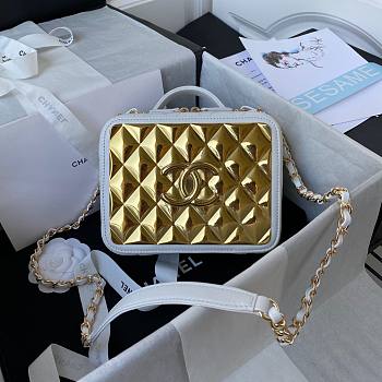 Chanel Vanity case lambskin & gold metal in white 18cm