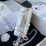 Chanel Vanity case lambskin & gold metal in white 18cm - 4