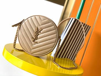 YSL Vinyle round camera bag in chevron-quilted grain de poudre embossed beige leather 17cm