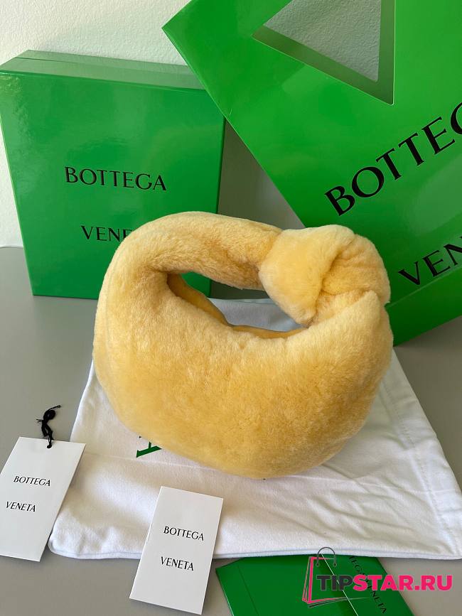 Bottega Veneta Mini jodie shearling top handle bag in yellow 27cm - 1