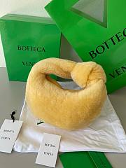 Bottega Veneta Mini jodie shearling top handle bag in yellow 27cm - 1