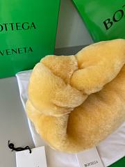Bottega Veneta Mini jodie shearling top handle bag in yellow 27cm - 6