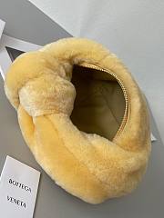 Bottega Veneta Mini jodie shearling top handle bag in yellow 27cm - 4