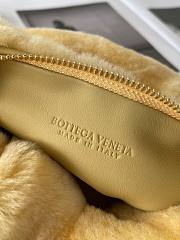 Bottega Veneta Mini jodie shearling top handle bag in yellow 27cm - 3